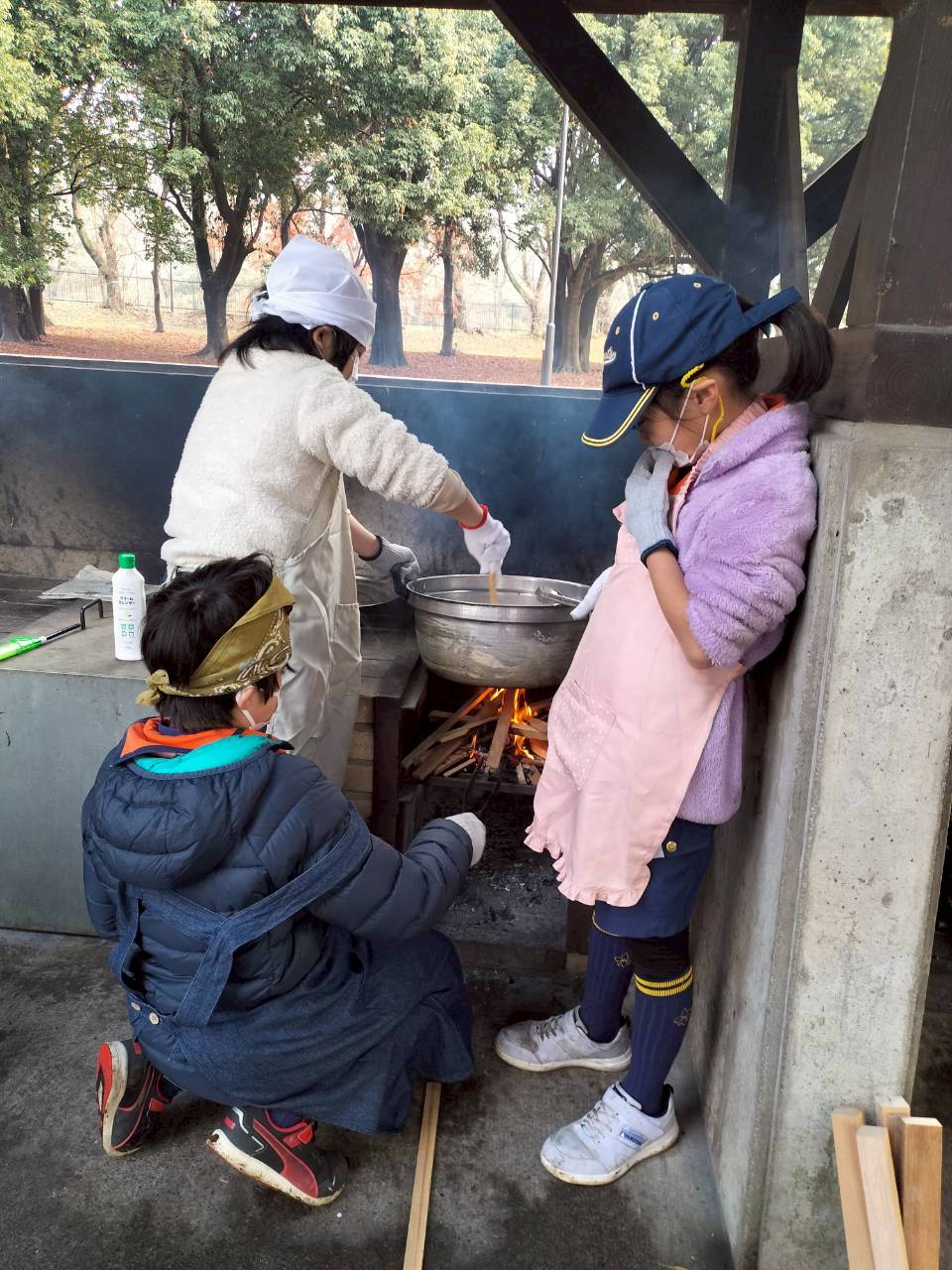 野外炊事の様子